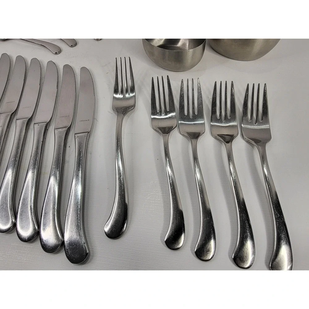 Oneida 18/10 Stainless Steel Flatware Set of 22 with 2 Measuring Cups - 24 piece